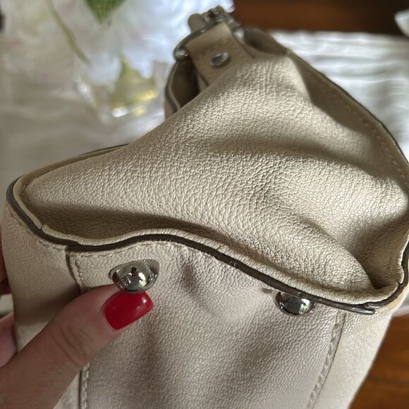 Michael Kors handbag silver lock and keys tan color impeccable - Picture 7 of 13